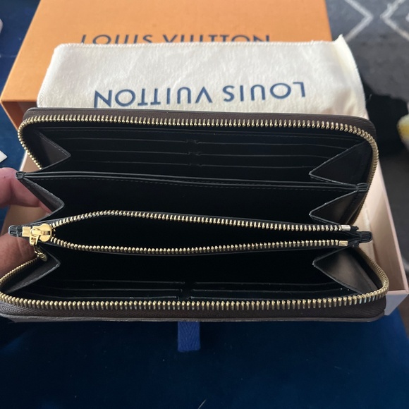 💎💎💯% AUTHENTIC 💎💎.    Louis Vuitton Wallet - Picture 4 of 8